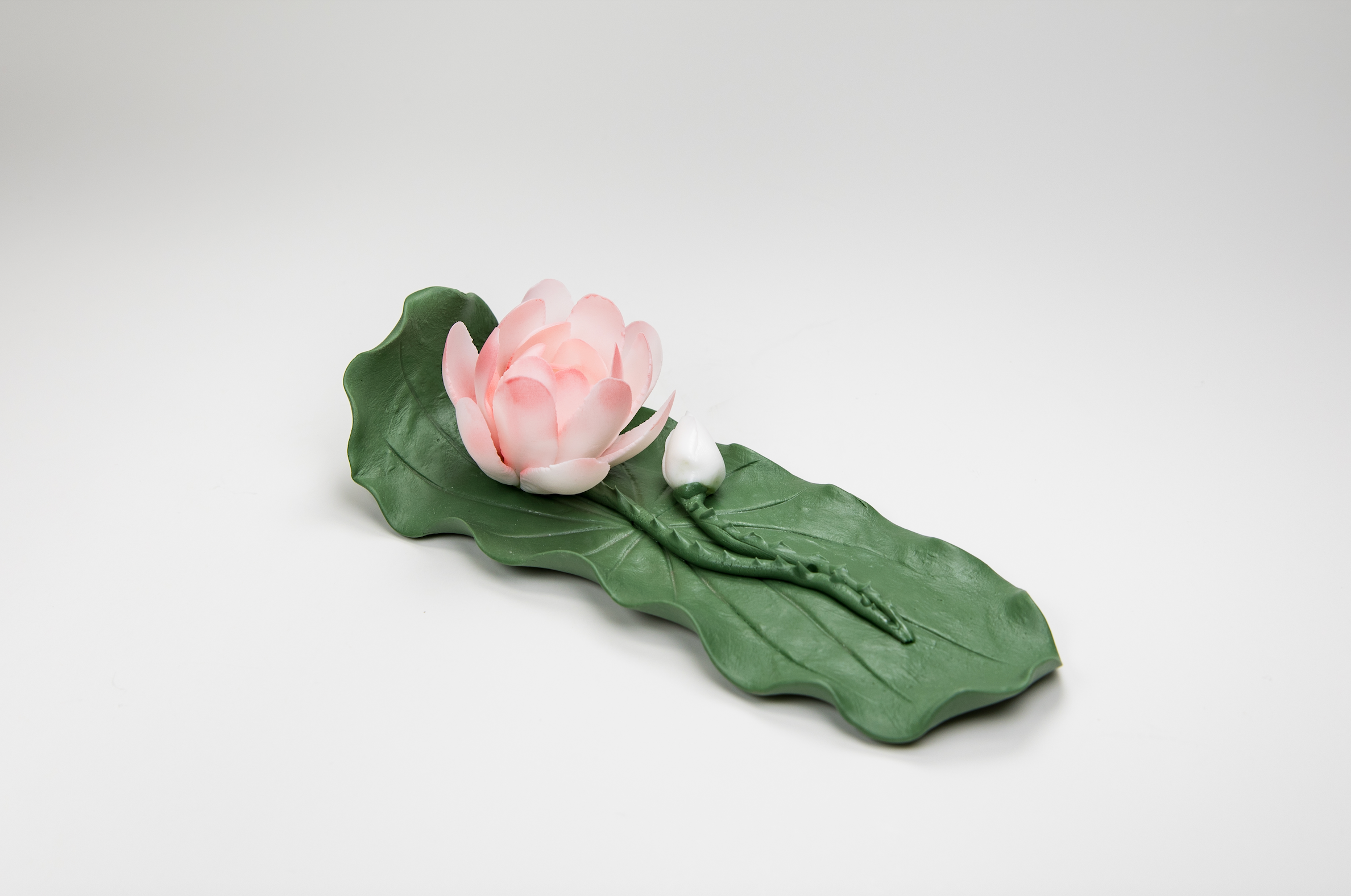 陶瓷带叶荷花香插