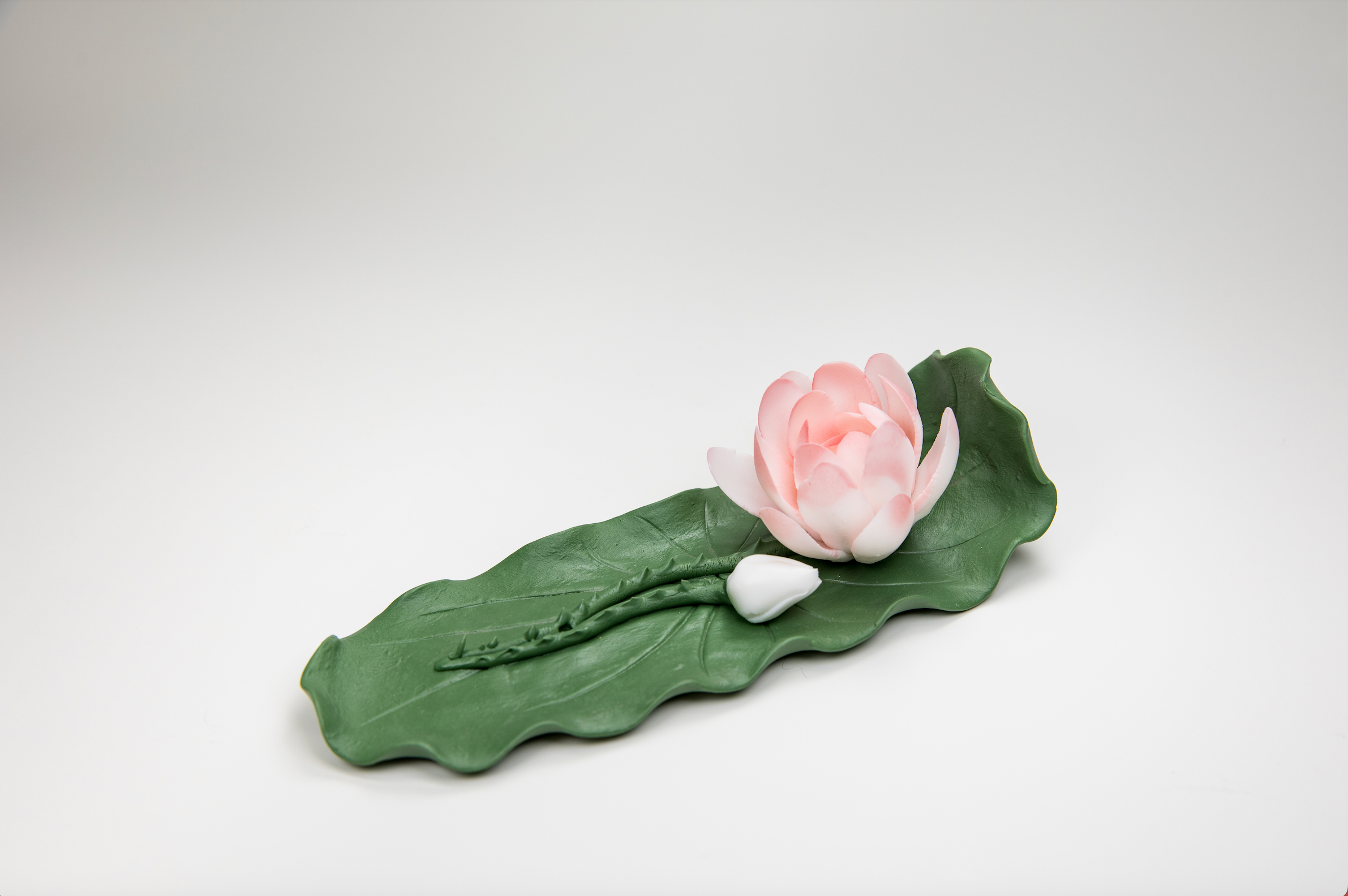 陶瓷带叶荷花香插