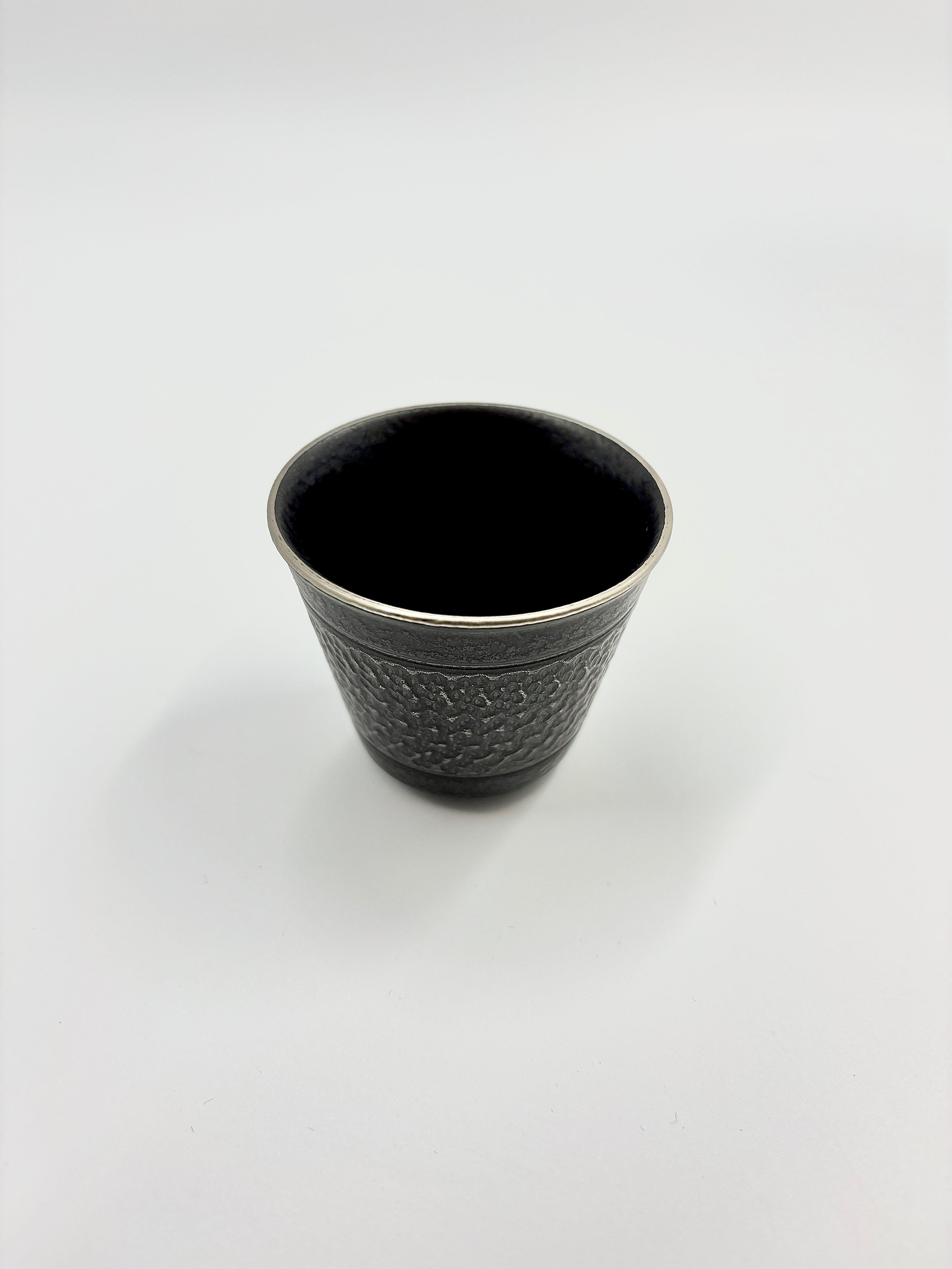 Black single cup with jumping knife pattern