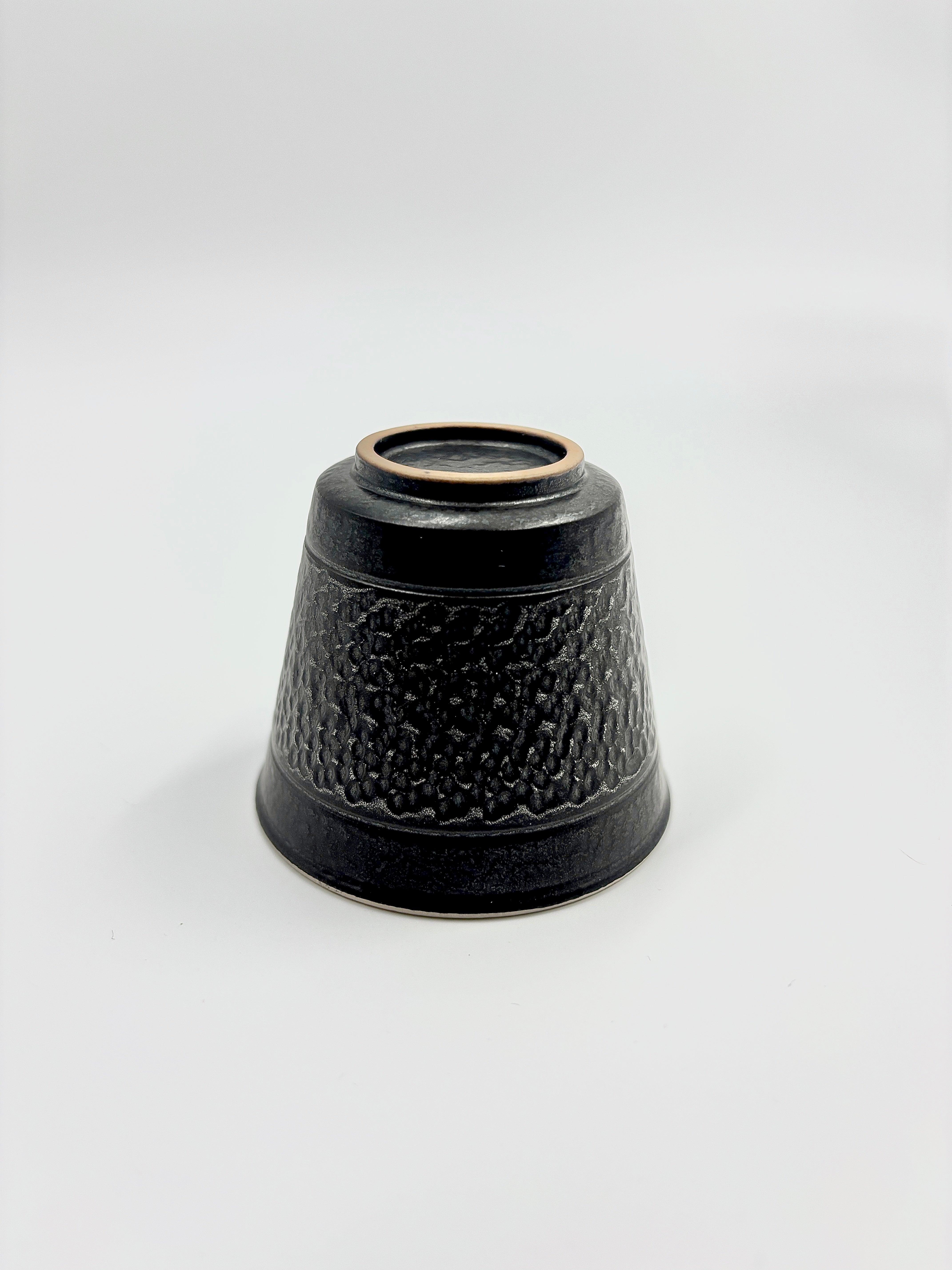 Black single cup with jumping knife pattern