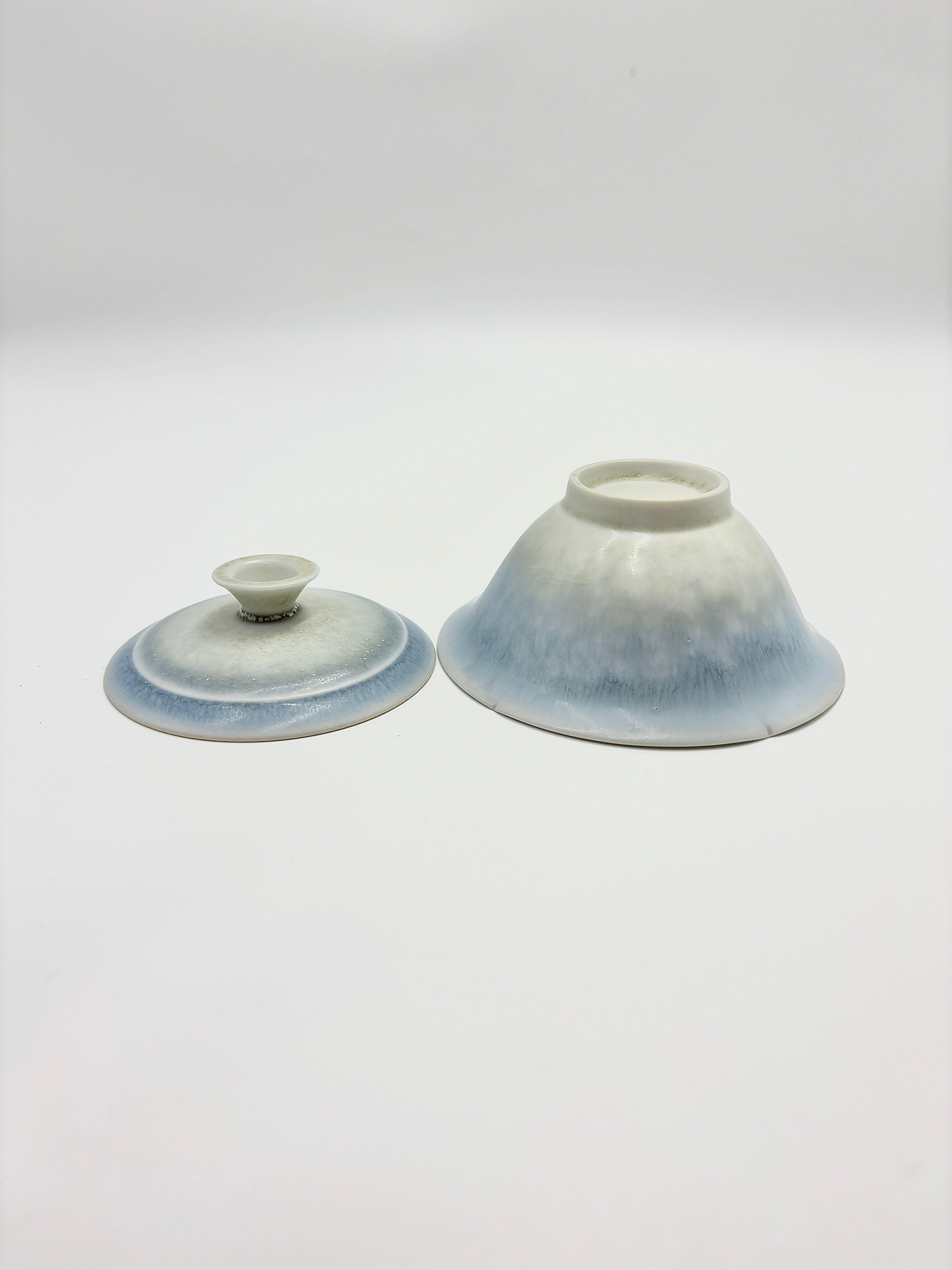 Rouge blue bamboo hat and sunflower-shaped covered bowl