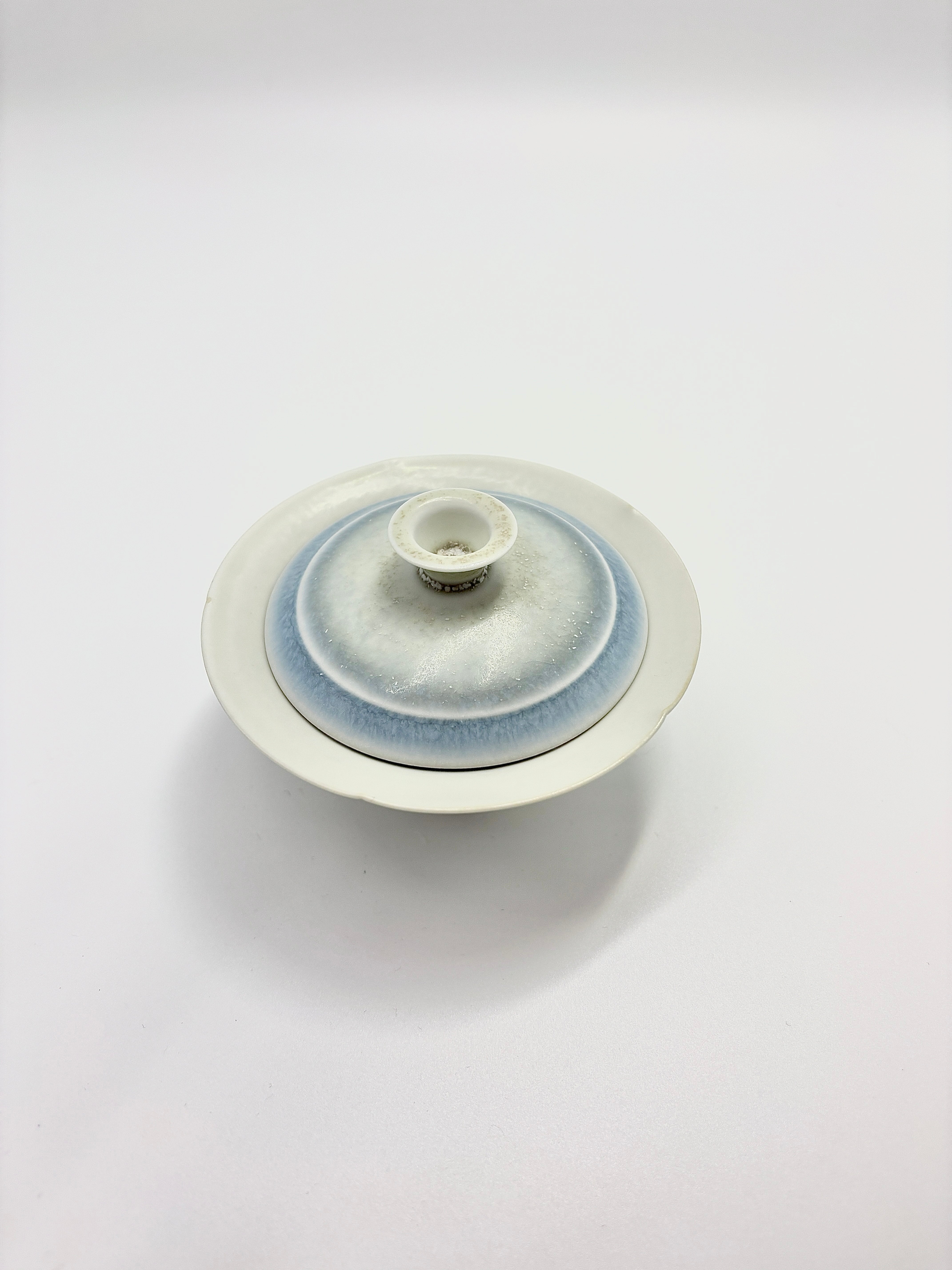 Rouge blue bamboo hat and sunflower-shaped covered bowl