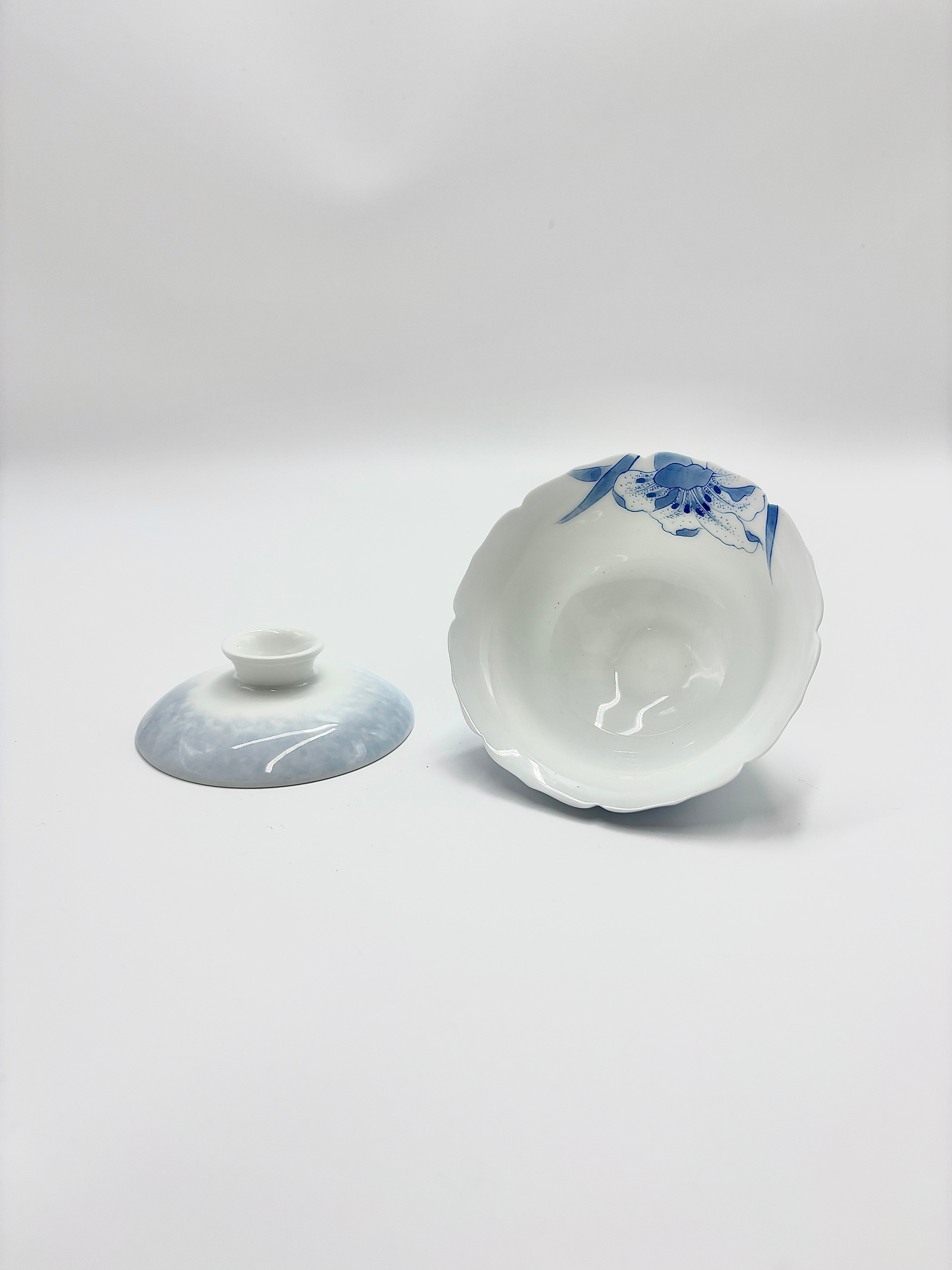 Purely hand-painted blue lily diamond-shaped covered bowl