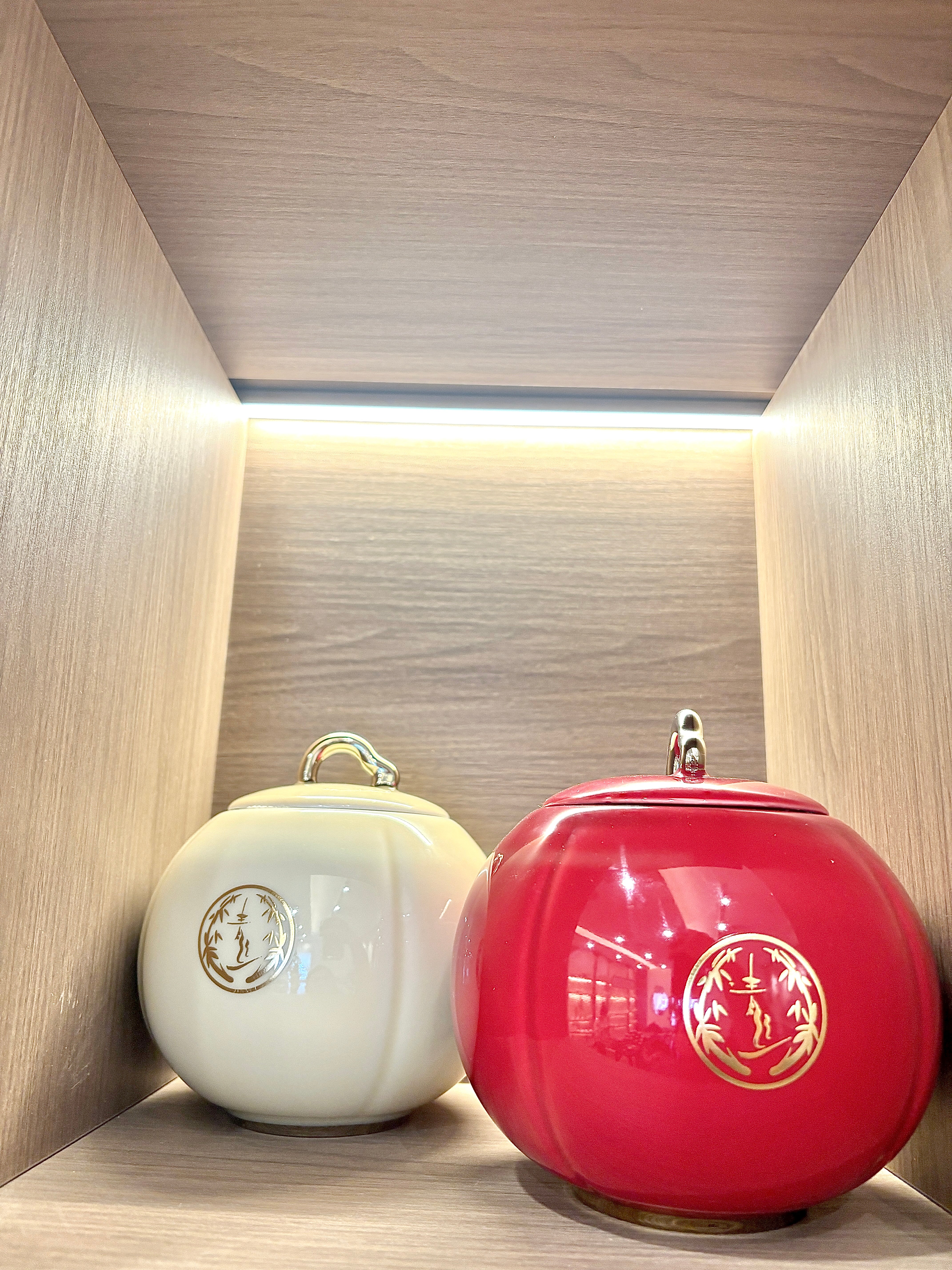 Gourd-shaped tea canister (two colors available)