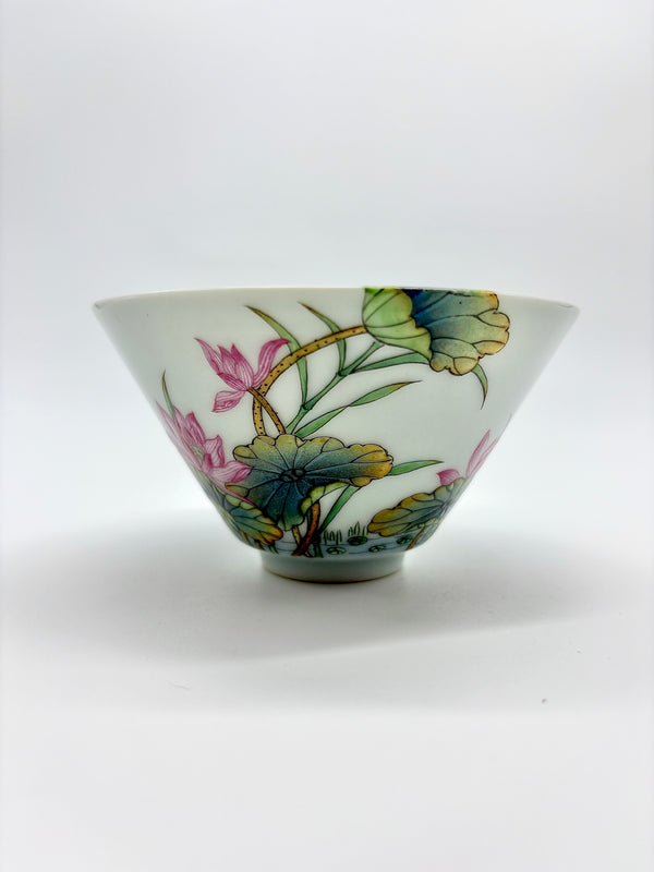 珐琅彩荷花双鱼杯（逐云涧）